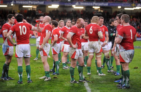07.11.09 - Wales v New Zealand - Invesco Perpetual Series 2009 - Wales players look dejected at the end of the game. 