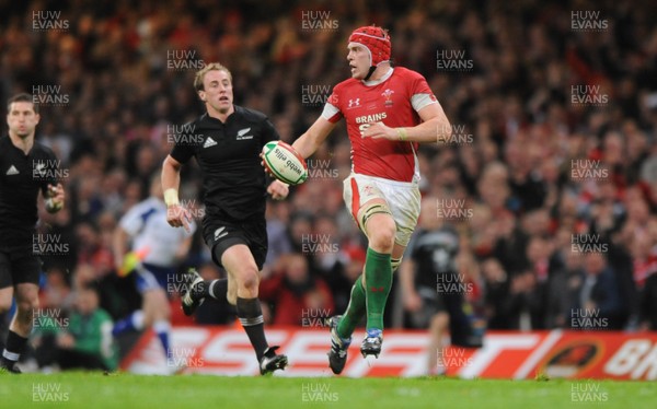 07.11.09 - Wales v New Zealand - Invesco Perpetual Series 2009 - Alun Wyn Jones of Wales gets clear. 
