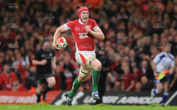 07.11.09 - Wales v New Zealand - Invesco Perpetual Series 2009 - Alun Wyn Jones of Wales gets clear. 