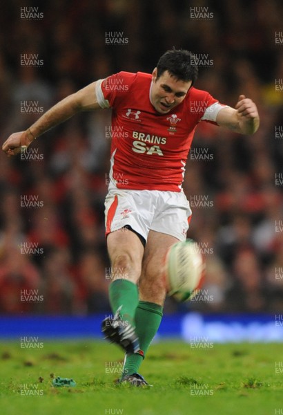 07.11.09 - Wales v New Zealand - Invesco Perpetual Series 2009 - Stephen Jones of Wales converts a penalty. 