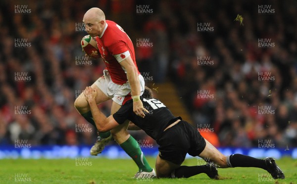 07.11.09 - Wales v New Zealand - Invesco Perpetual Series 2009 - Tom Shanklin of Wales takes on Conrad Smith of New Zealand. 