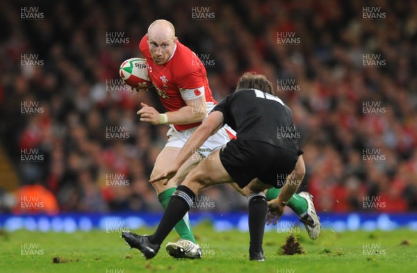 07.11.09 - Wales v New Zealand - Invesco Perpetual Series 2009 - Tom Shanklin of Wales takes on Conrad Smith of New Zealand. 