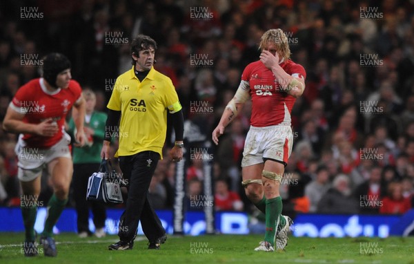07.11.09 - Wales v New Zealand - Invesco Perpetual Series 2009 - Andy Powell of Wales leaves the field. 