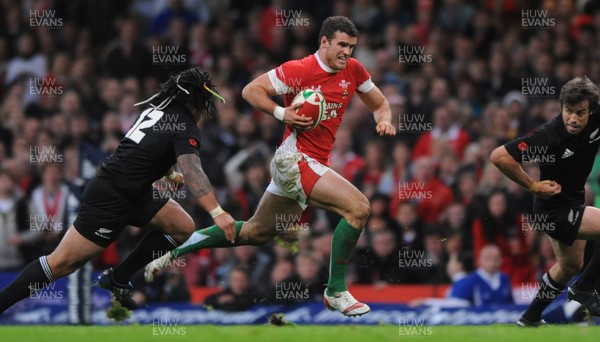 07.11.09 - Wales v New Zealand - Invesco Perpetual Series 2009 - Jamie Roberts of Wales takes on Ma'a Nonu of New Zealand. 