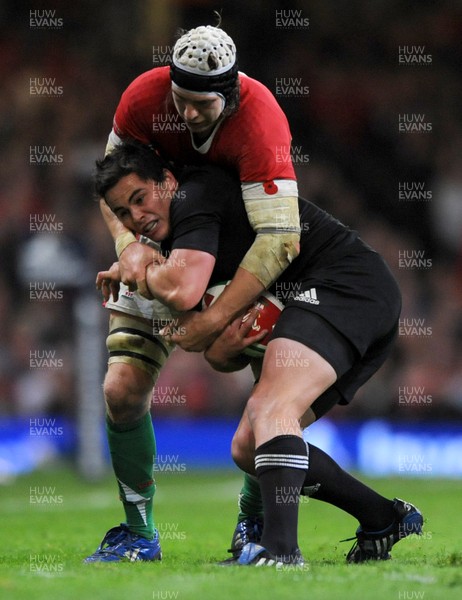 07.11.09 - Wales v New Zealand - Invesco Perpetual Series 2009 - Ryan Jones of Wales holds Zac Guildford of New Zealand. 
