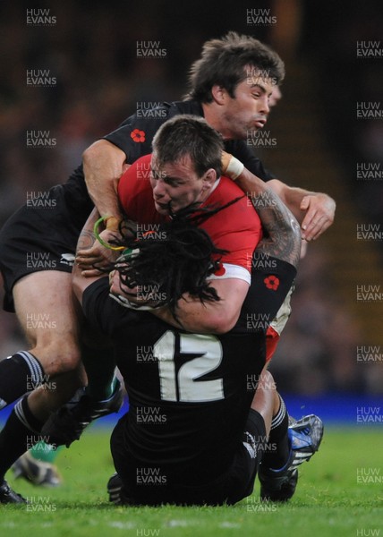 07.11.09 - Wales v New Zealand - Invesco Perpetual Series 2009 - Matthew Rees of Wales takes on Conrad Smith and Ma'a Nonu of New Zealand. 