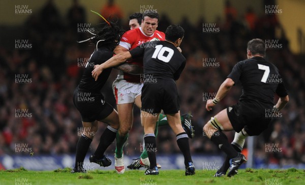 07.11.09 - Wales v New Zealand - Invesco Perpetual Series 2009 - Jamie Roberts of Wales takes on Ma'a Nonu and Dan Carter of New Zealand. 