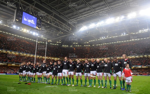 07.11.09 - Wales v New Zealand - Invesco Perpetual Series 2009 - Wales line up for the anthems. 