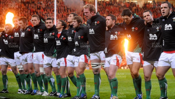 07.11.09 - Wales v New Zealand - Invesco Perpetual Series 2009 - Wales line up for the anthems. 