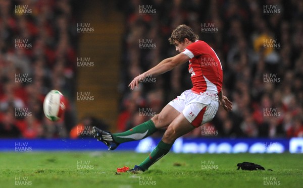 07.11.09 - Wales v New Zealand - Invesco Perpetual Series 2009 - Leigh Halfpenny of Wales. 