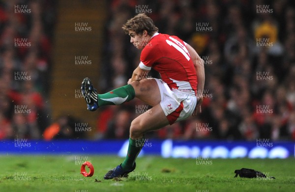 07.11.09 - Wales v New Zealand - Invesco Perpetual Series 2009 - Leigh Halfpenny of Wales. 