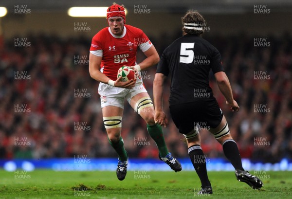 07.11.09 - Wales v New Zealand - Invesco Perpetual Series 2009 - Alun Wyn Jones of Wales takes on Jason Eaton of New Zealand. 