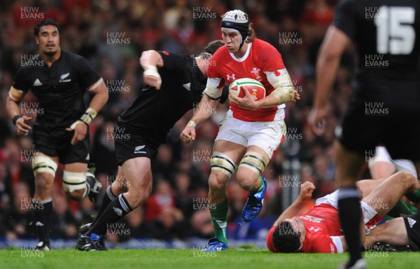 07.11.09 - Wales v New Zealand - Invesco Perpetual Series 2009 - Ryan Jones of Wales. 