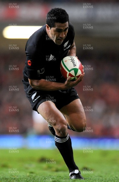 07.11.09 - Wales v New Zealand - Invesco Perpetual Series 2009 - Mils Muliaina of New Zealand. 