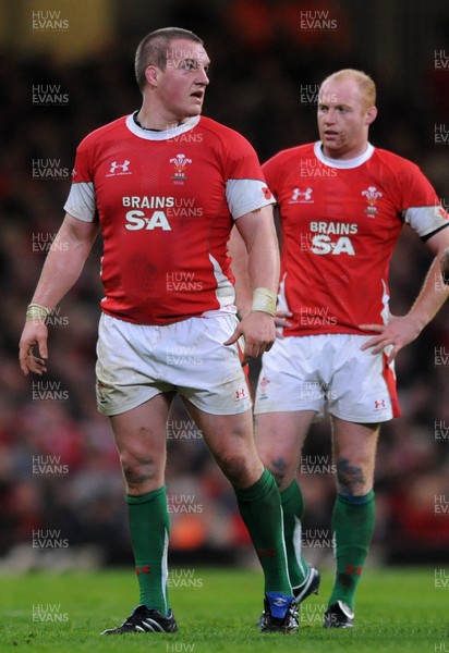 07.11.09 - Wales v New Zealand - Invesco Perpetual Series 2009 - Gethin Jenkins and Martyn Williams of Wales. 