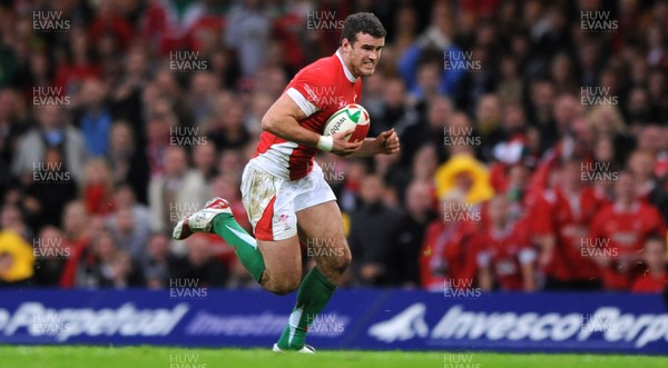 07.11.09 - Wales v New Zealand - Invesco Perpetual Series 2009 - Jamie Roberts of Wales. 