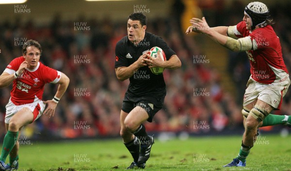 07.11.09  Wales v New Zealand... All Blacks Dan Carter gets between Martin Roberts(l) and Ryan Jones(r). 