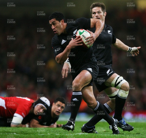 07.11.09  Wales v New Zealand... All Blacks Mils Muliaina sets off watched by l-r Ryan Jones, Dan Carter and Richie McCaw. 