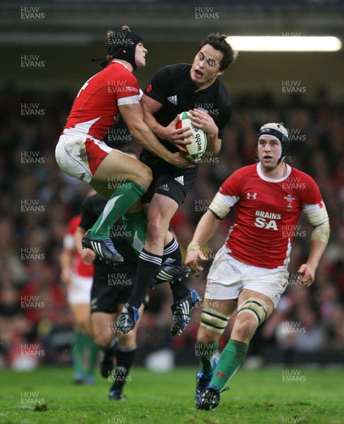 07.11.09  Wales v New Zealand... Wales Leigh Halfpenny and Zac Guildford go for high ball. 