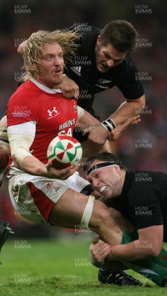 07.11.09  Wales v New Zealand... Wales Andy Powell is tackled by Richie McCaw and Brad Thorn. 