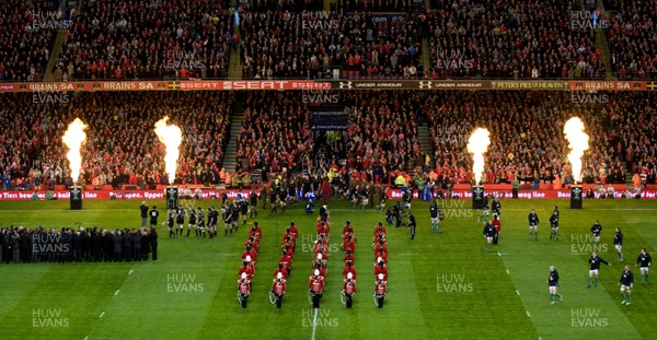 07.11.09 - Wales v New Zealand - Invesco Perpetual Series 2009 - Wales' Ryan Jones and New Zealand's Richie McCaw lead out their teams. 