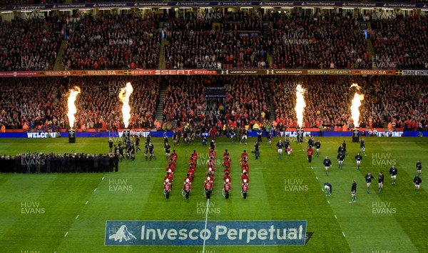 07.11.09 - Wales v New Zealand - Invesco Perpetual Series 2009 - Wales' Ryan Jones and New Zealand's Richie McCaw lead out their teams. 