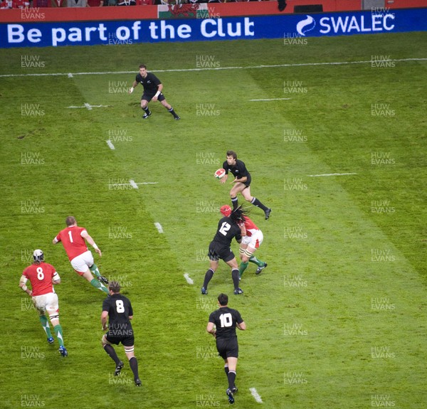 07.11.09 - Wales v New Zealand - Invesco Perpetual Series 2009 - Conrad Smith of New Zealand. 
