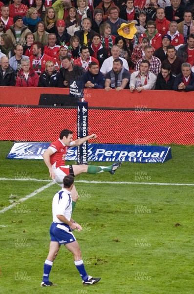 07.11.09 - Wales v New Zealand - Invesco Perpetual Series 2009 - Stephen Jones of Wales. 