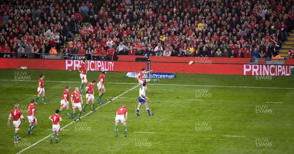 07.11.09 - Wales v New Zealand - Invesco Perpetual Series 2009 - Stephen Jones of Wales. 