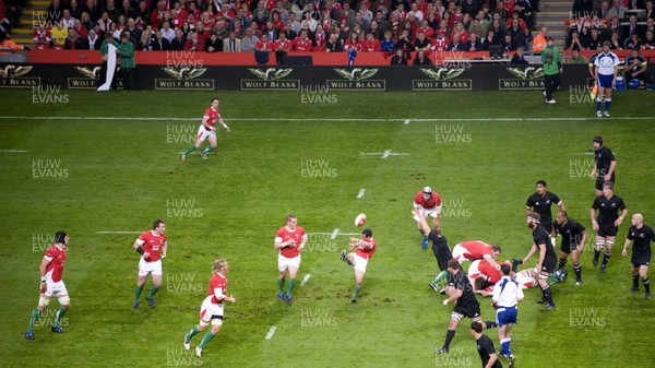 07.11.09 - Wales v New Zealand - Invesco Perpetual Series 2009 - Gareth Cooper of Wales. 