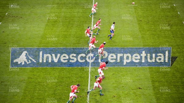 07.11.09 - Wales v New Zealand - Invesco Perpetual Series 2009 - Stephen Jones of Wales. 