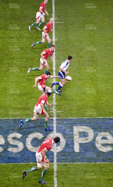 07.11.09 - Wales v New Zealand - Invesco Perpetual Series 2009 - Stephen Jones of Wales. 
