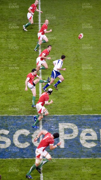 07.11.09 - Wales v New Zealand - Invesco Perpetual Series 2009 - Stephen Jones of Wales. 