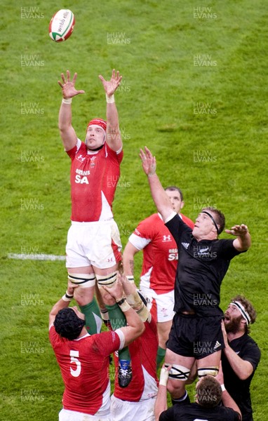 07.11.09 - Wales v New Zealand - Invesco Perpetual Series 2009 - Alun Wyn Jones of Wales. 