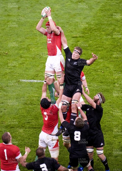 07.11.09 - Wales v New Zealand - Invesco Perpetual Series 2009 - Alun Wyn Jones of Wales. 