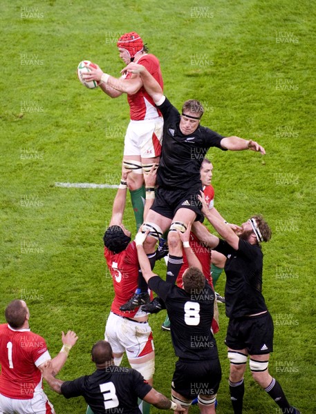 07.11.09 - Wales v New Zealand - Invesco Perpetual Series 2009 - Alun Wyn Jones of Wales. 