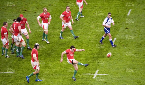 07.11.09 - Wales v New Zealand - Invesco Perpetual Series 2009 - Stephen Jones of Wales. 