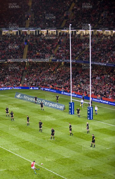 07.11.09 - Wales v New Zealand - Invesco Perpetual Series 2009 - Stephen Jones of Wales converts a penalty. 