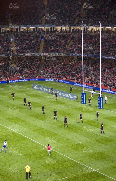07.11.09 - Wales v New Zealand - Invesco Perpetual Series 2009 - Stephen Jones of Wales converts a penalty. 