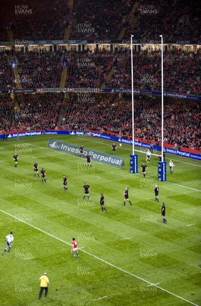 07.11.09 - Wales v New Zealand - Invesco Perpetual Series 2009 - Stephen Jones of Wales converts a penalty. 