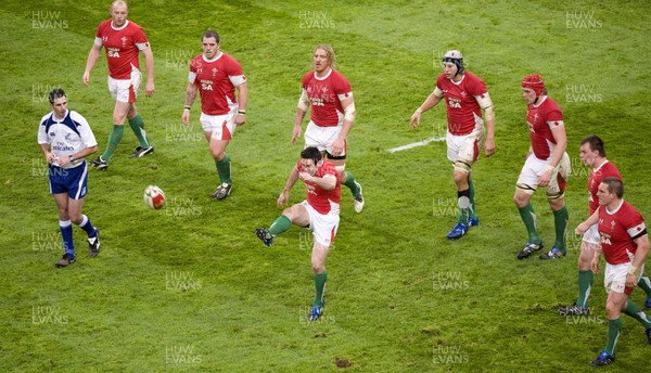 07.11.09 - Wales v New Zealand - Invesco Perpetual Series 2009 - Stephen Jones of Wales. 