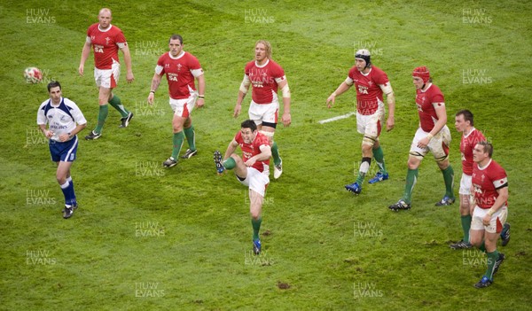 07.11.09 - Wales v New Zealand - Invesco Perpetual Series 2009 - Stephen Jones of Wales. 