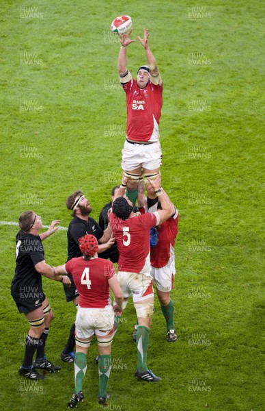 07.11.09 - Wales v New Zealand - Invesco Perpetual Series 2009 - Ryan Jones of Wales. 