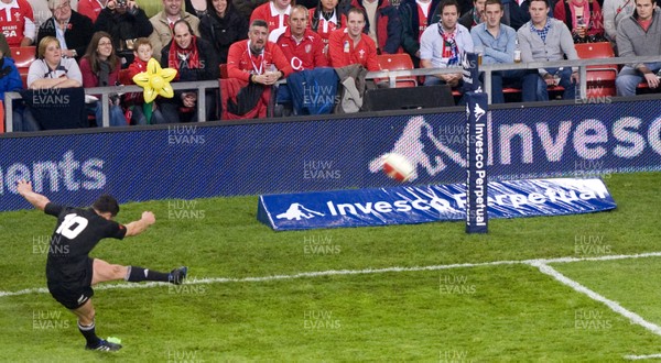 07.11.09 - Wales v New Zealand - Invesco Perpetual Series 2009 - Dan Carter of New Zealand. 