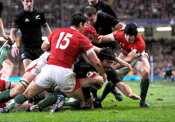 07.11.09 - Invesco Perpetual international Rugby, Wales v New Zealand Andrew Hore of New Zealand scores try 