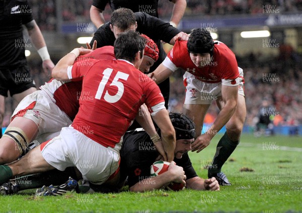 07.11.09 - Invesco Perpetual international Rugby, Wales v New Zealand Andrew Hore of New Zealand scores try 