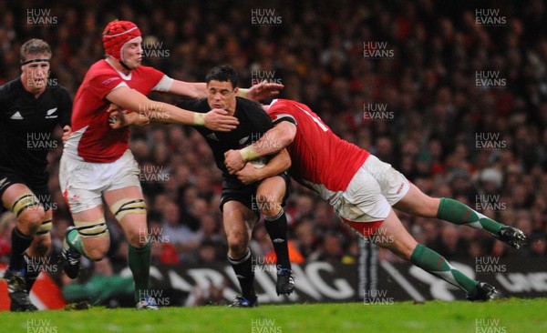 07.11.09 - Invesco Perpetual international Rugby, Wales v New Zealand Dan Carter of New Zealand is tackled by Wales' Alun Wyn Jones and Gethin Jenkins  