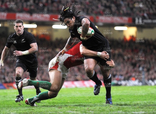 07.11.09 - Invesco Perpetual international Rugby, Wales v New Zealand Ma'a Nonu of New Zealand is tackled by Wales' Jamie Roberts 