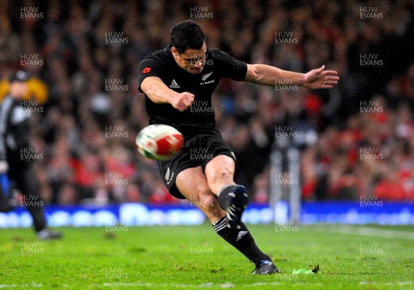 07.11.09 - Invesco Perpetual international Rugby, Wales v New Zealand Dan Carter of New Zealand kicks for goal 