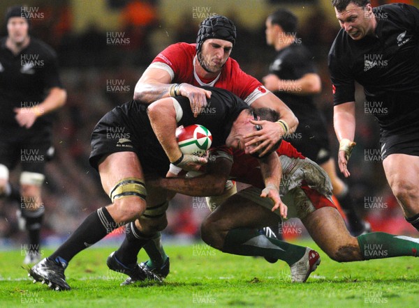 07.11.09 - Invesco Perpetual international Rugby, Wales v New Zealand Brad Thorn of New Zealand is tackled by Wales' Luke Charteris and Jamie Roberts (behind) 